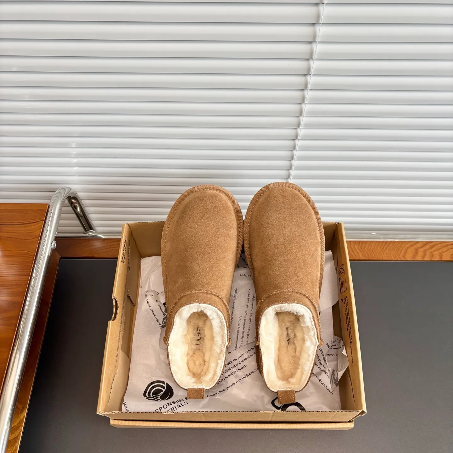 💰420 original quality✅ Ugg Classic Micro 3891 has no complicated elements, only simple colors and combinations, classic, stylish, and a little bit of relaxation. Putting on sugar-fried chestnut flavor 🌰UGG thin-soled shoes is what early autumn should look like. 🍂Classic Micro classic super mini. The classic boot shape is equipped with a lower-cut design. It not only modifies the leg shape, but also completes the 💯 versatile attributes. American sports style and daily commuting are all easy to control️ 🍂Elea Slip-On Thin slip-on Half-drag design + classic maroon color, fashionable and comfortable Thin sole, no pressure to wear all day long 🍂size:35-40 🍂col: maroon/sand/light oak brown